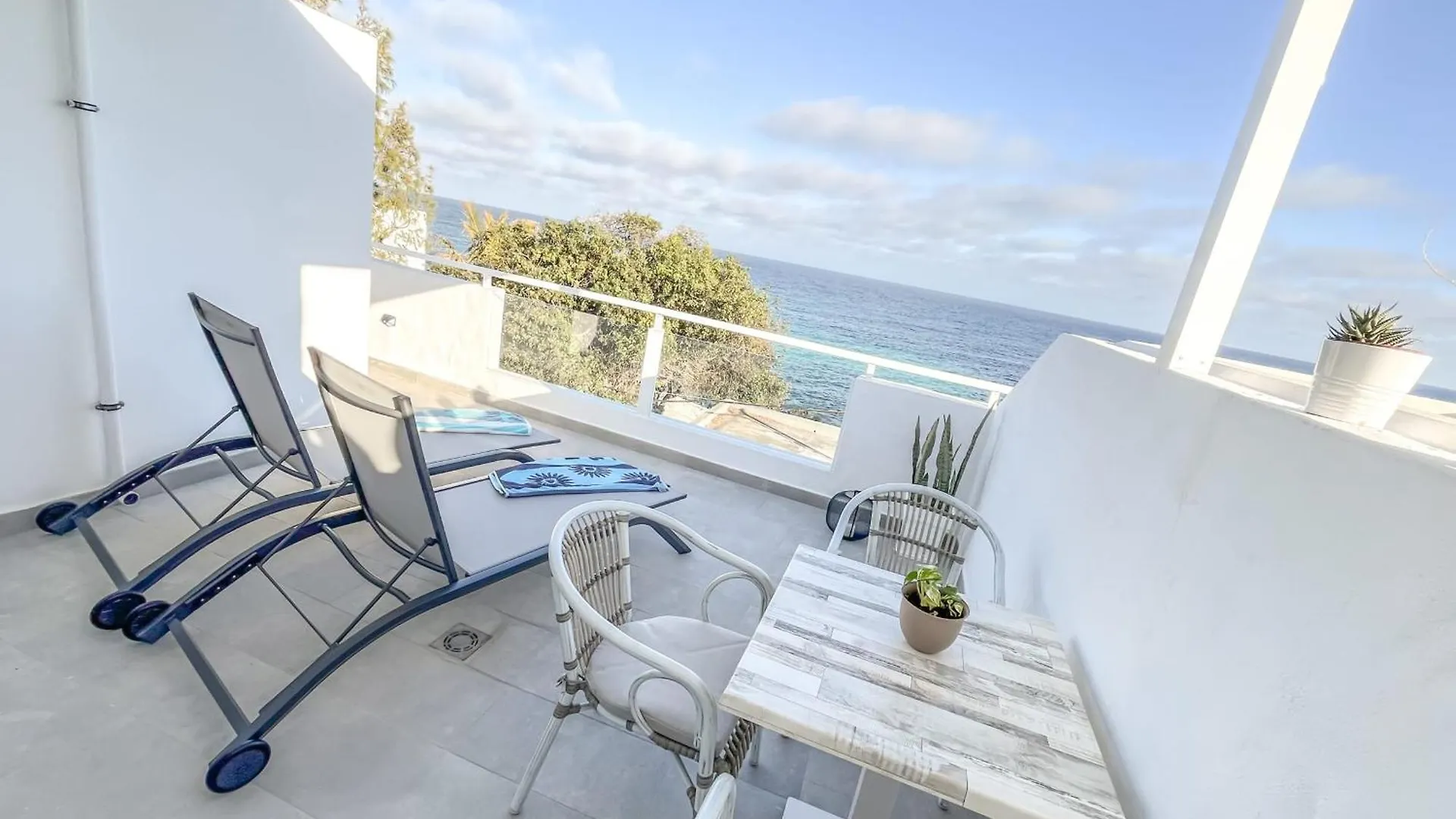 Apartment Casa Burgao Studio With Large Seaview Terrace Punta Mujeres